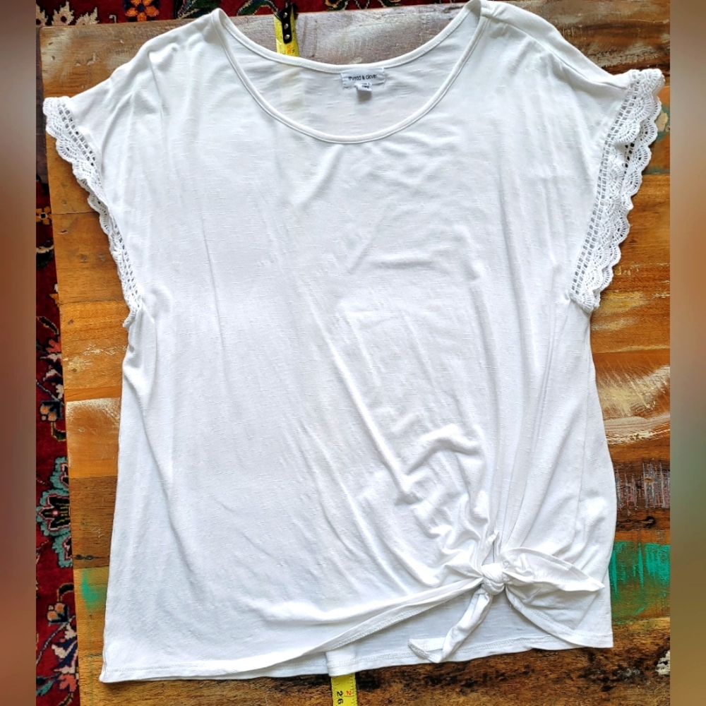 White T-shirt crochet capped sleeves M